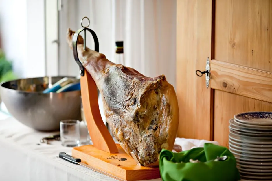 Comprar jamón online o en tu ciudad: qué te juegas en cada opción