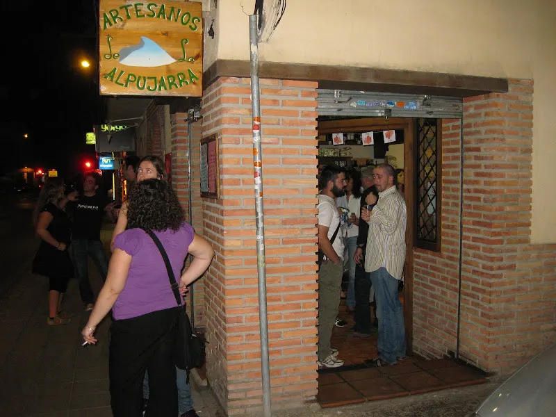 Artesanos de la Alpujarra Jamones, Quesos y Vinos - Tienda de jamones en Granada - foto 2