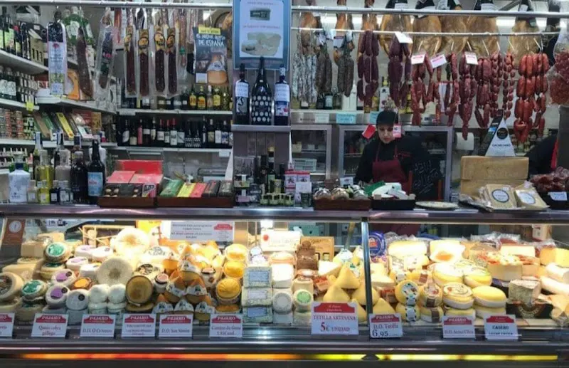 Charcutería Pajaro Jamoneria- quesería - Tienda de fiambres en Santiago de Compostela - foto 2