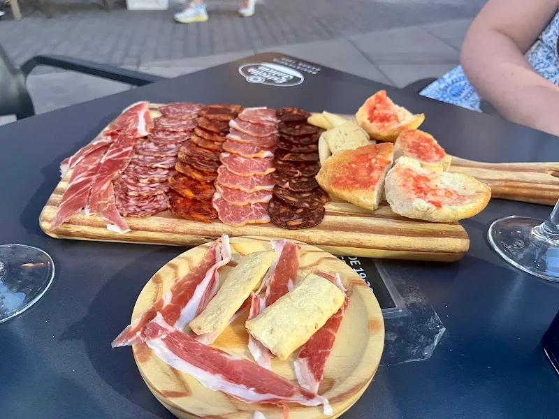 HASTA LOS ANDARES - Málaga