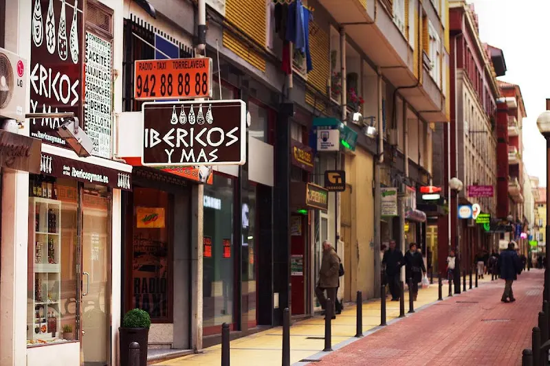 IBÉRICOS Y MÁS | Tienda gourmet de jamón, embutidos, vino y queso - Tienda de delicatessen en Torrelavega - foto 2