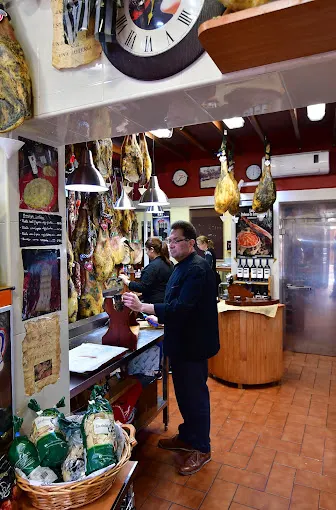 Jamones Ibéricos y Quesos en Mairena del Aljarafe J.M.Míguez - Tienda de fiambres en Mairena del Aljarafe - foto 2