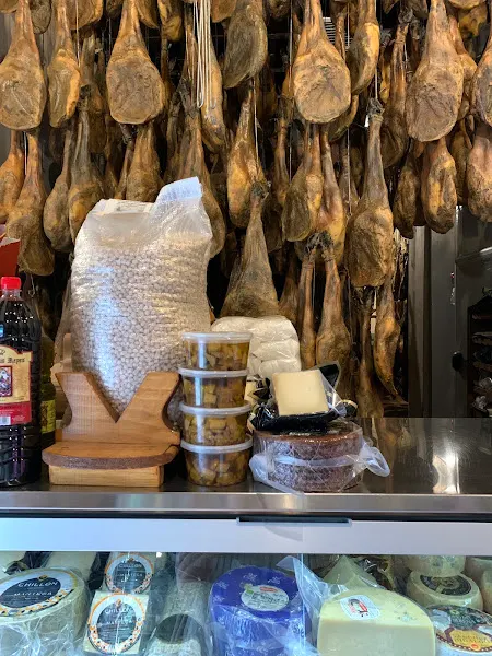 Jamones y Embutidos Ibericos Fco. Jimenez - Almacén de jamón serrano en San Juan de Aznalfarache - foto 2
