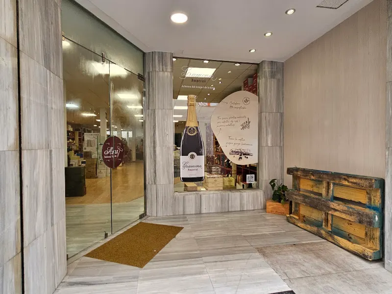 Ara Selecció Vins - Tienda de vinos en Sitges - foto 2