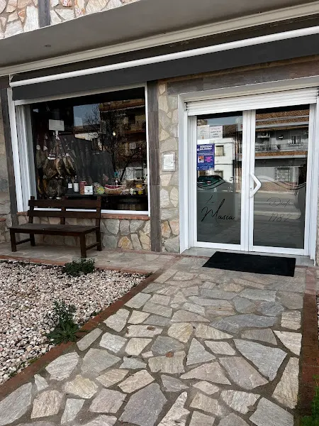 Jamones La Masía (Sabor a Sierra) - Tienda de alimentación en Arroyo del Ojanco - foto 2