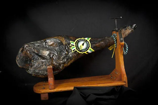 Jamones Moreno - La Tradición del Ibérico - Almacén de jamón serrano en Cabeza la Vaca - foto 2