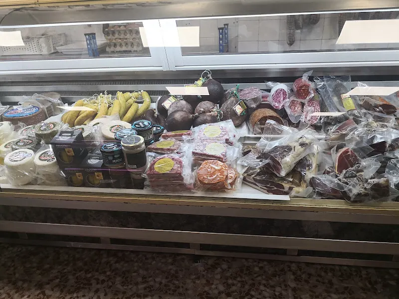 Jamones y Embutidos El Chulo - Carnicería en Pozo Alcon - foto 2