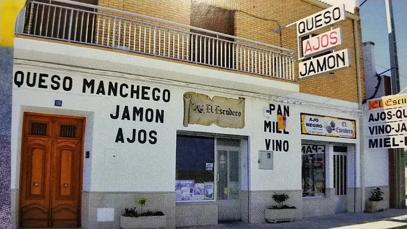 El Escudero - Tienda de delicatessen en Las Pedroñeras - foto 2