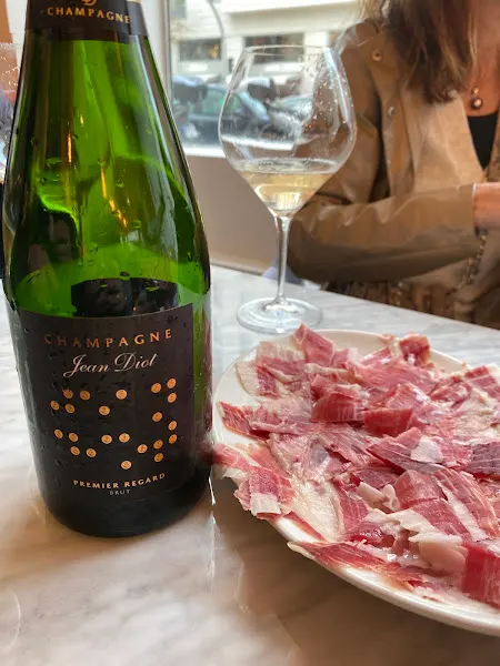 Marcelino, Vinos y Ultraporcinos