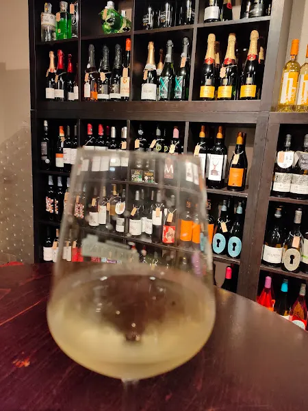 La Peculiar, Bodega, charcutería y productos granel